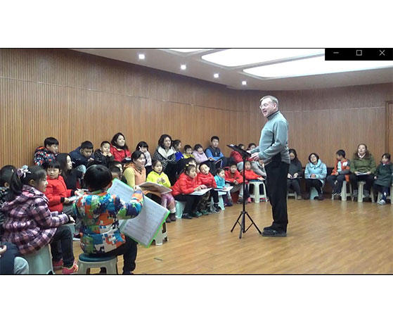 伊斯曼音乐学院博士Folan老师为孩子们排练